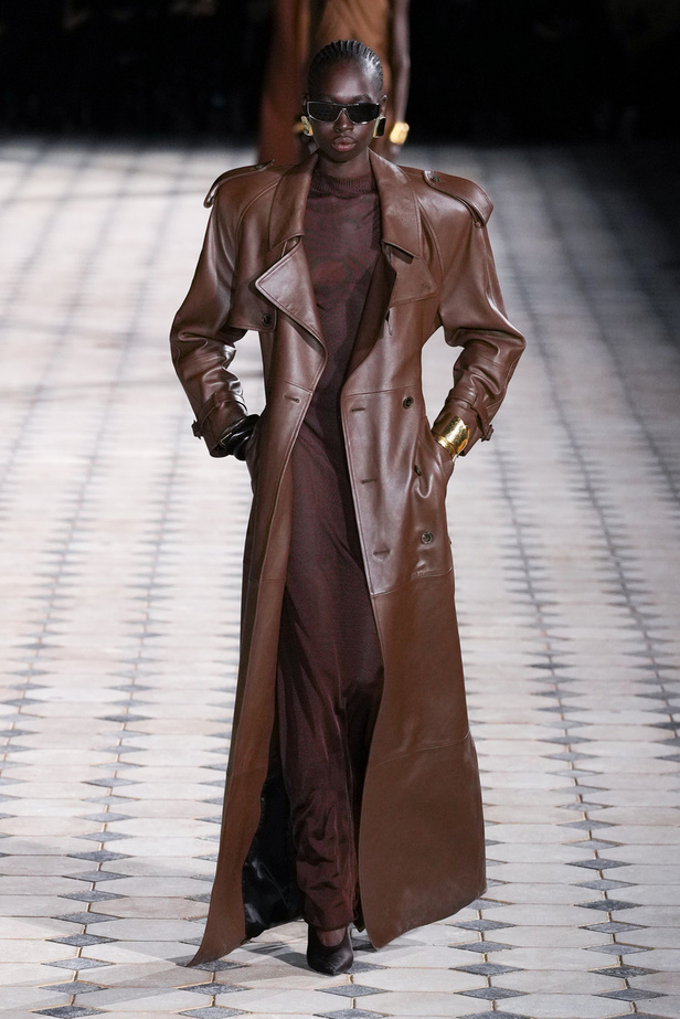 مجموعة Saint Laurent لربيع وصيف 2023.. أناقة الثمانينيات بقصات فاخرة