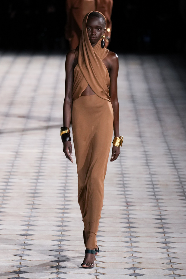 مجموعة Saint Laurent لربيع وصيف 2023.. أناقة الثمانينيات بقصات فاخرة