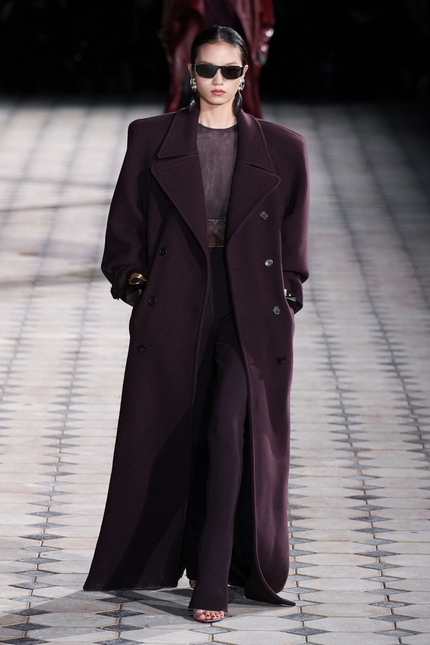 مجموعة Saint Laurent لربيع وصيف 2023.. أناقة الثمانينيات بقصات فاخرة