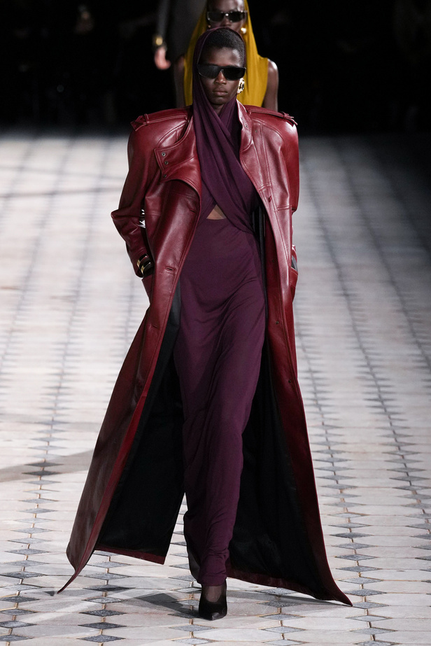 مجموعة Saint Laurent لربيع وصيف 2023.. أناقة الثمانينيات بقصات فاخرة