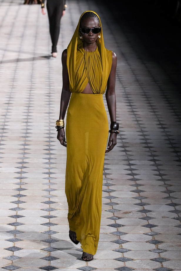 مجموعة Saint Laurent لربيع وصيف 2023.. أناقة الثمانينيات بقصات فاخرة