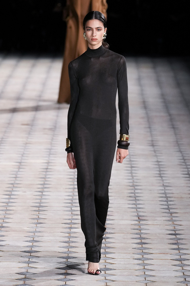 مجموعة Saint Laurent لربيع وصيف 2023.. أناقة الثمانينيات بقصات فاخرة