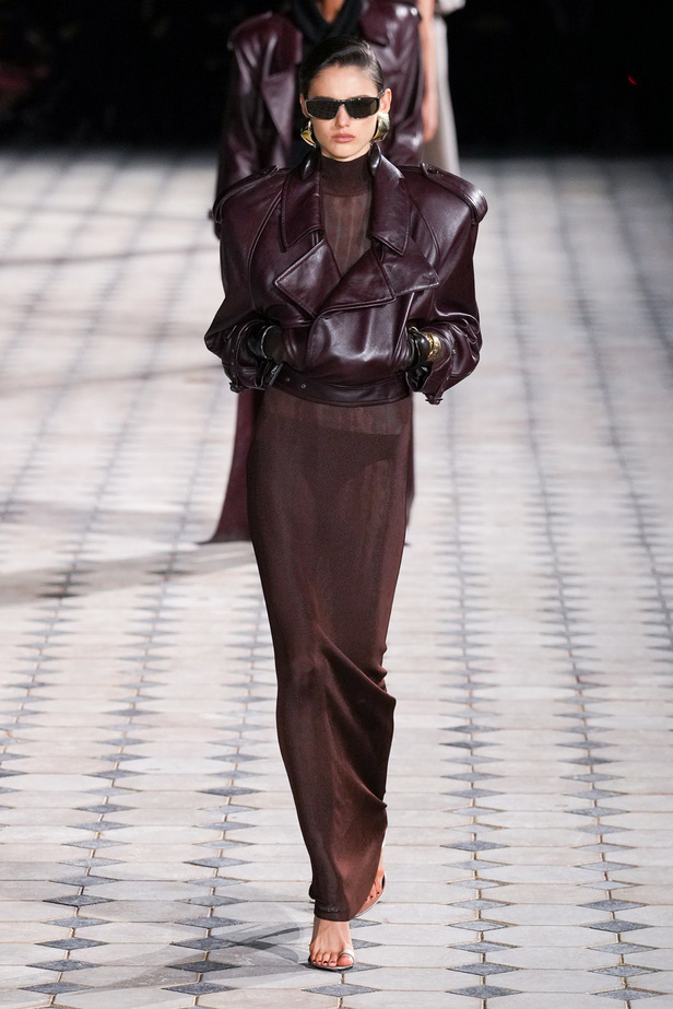 مجموعة Saint Laurent لربيع وصيف 2023.. أناقة الثمانينيات بقصات فاخرة