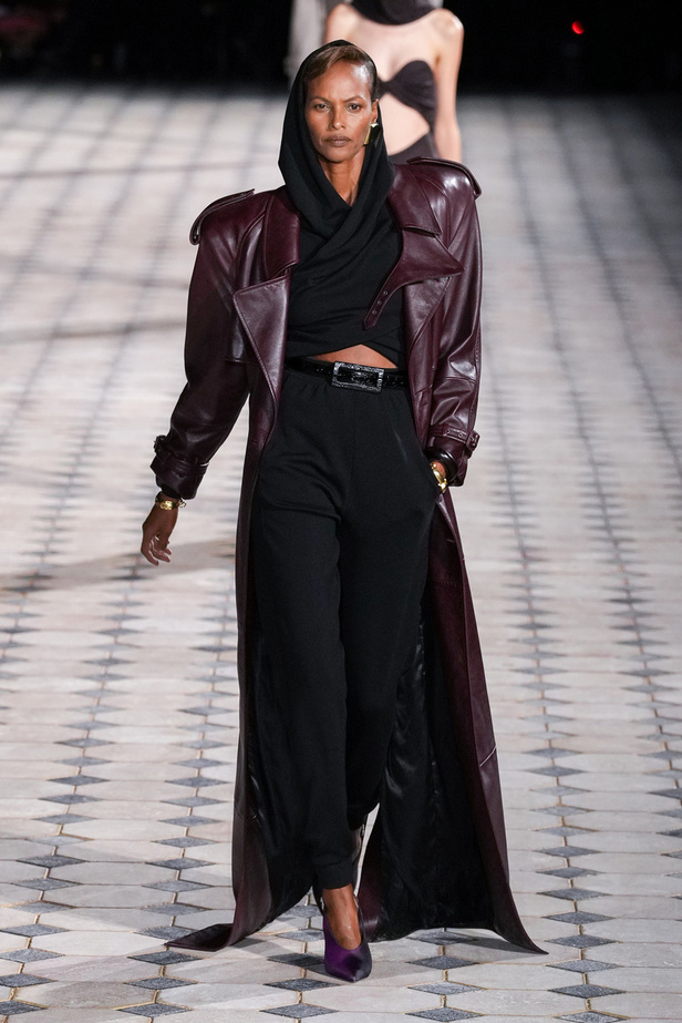 مجموعة Saint Laurent لربيع وصيف 2023.. أناقة الثمانينيات بقصات فاخرة