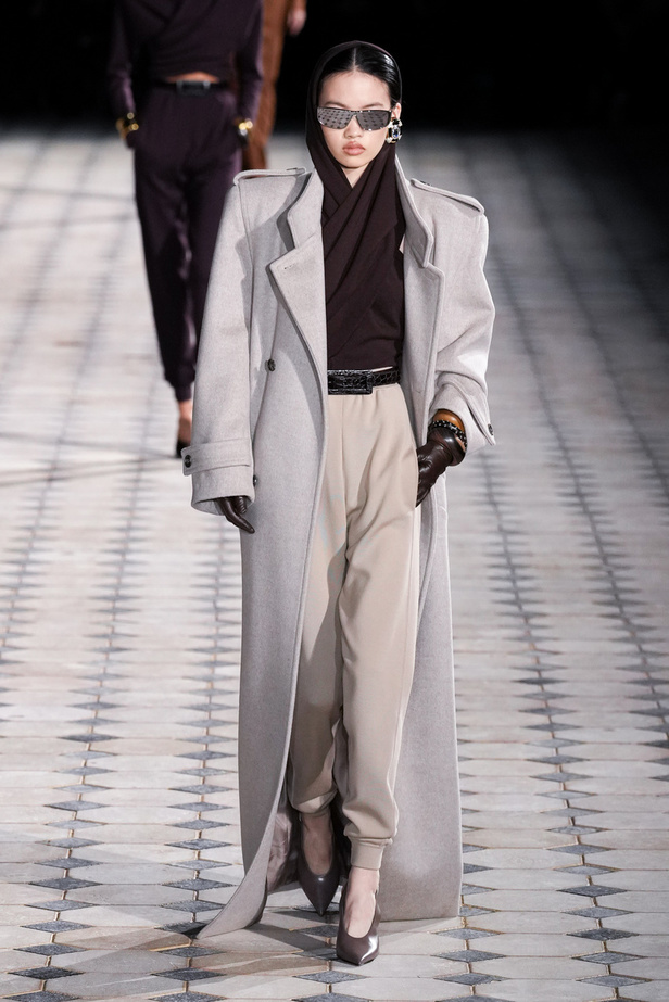 مجموعة Saint Laurent لربيع وصيف 2023.. أناقة الثمانينيات بقصات فاخرة