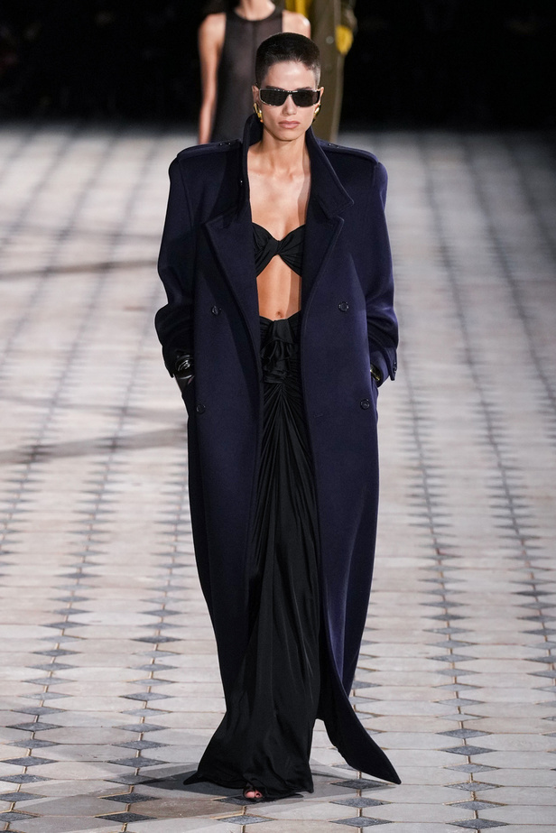 مجموعة Saint Laurent لربيع وصيف 2023.. أناقة الثمانينيات بقصات فاخرة