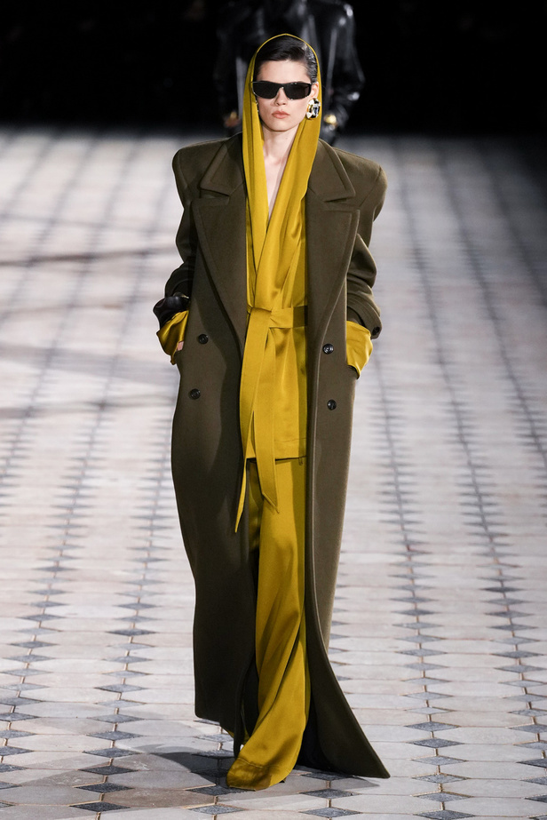 مجموعة Saint Laurent لربيع وصيف 2023.. أناقة الثمانينيات بقصات فاخرة