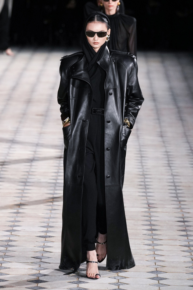 مجموعة Saint Laurent لربيع وصيف 2023.. أناقة الثمانينيات بقصات فاخرة