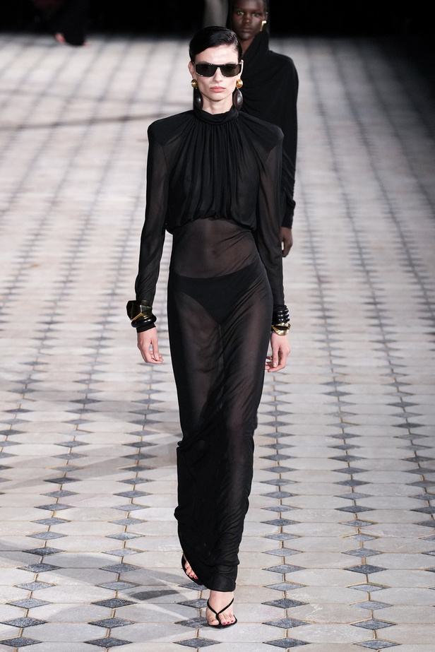 مجموعة Saint Laurent لربيع وصيف 2023.. أناقة الثمانينيات بقصات فاخرة