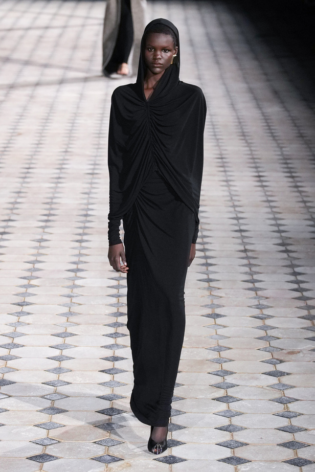 مجموعة Saint Laurent لربيع وصيف 2023.. أناقة الثمانينيات بقصات فاخرة