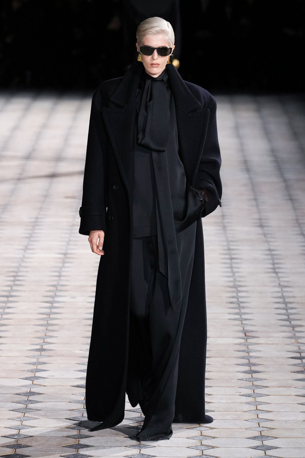 مجموعة Saint Laurent لربيع وصيف 2023.. أناقة الثمانينيات بقصات فاخرة