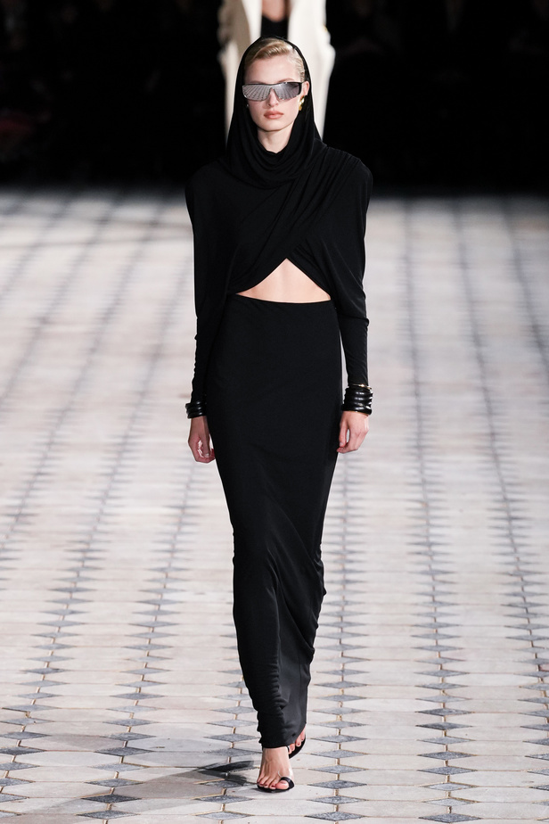 مجموعة Saint Laurent لربيع وصيف 2023.. أناقة الثمانينيات بقصات فاخرة