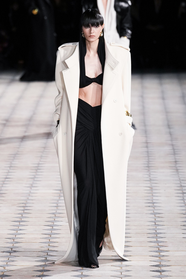 مجموعة Saint Laurent لربيع وصيف 2023.. أناقة الثمانينيات بقصات فاخرة