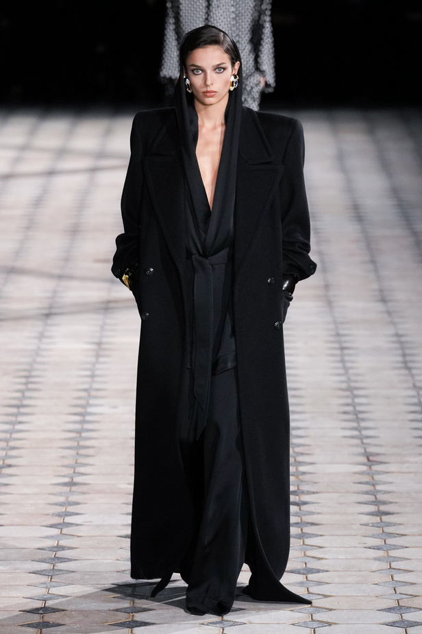 مجموعة Saint Laurent لربيع وصيف 2023.. أناقة الثمانينيات بقصات فاخرة