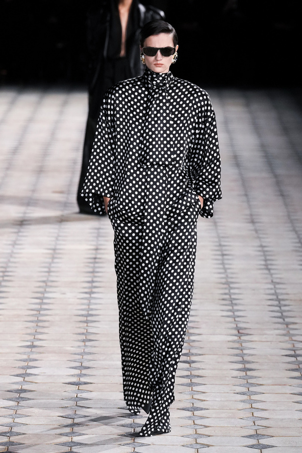 مجموعة Saint Laurent لربيع وصيف 2023.. أناقة الثمانينيات بقصات فاخرة