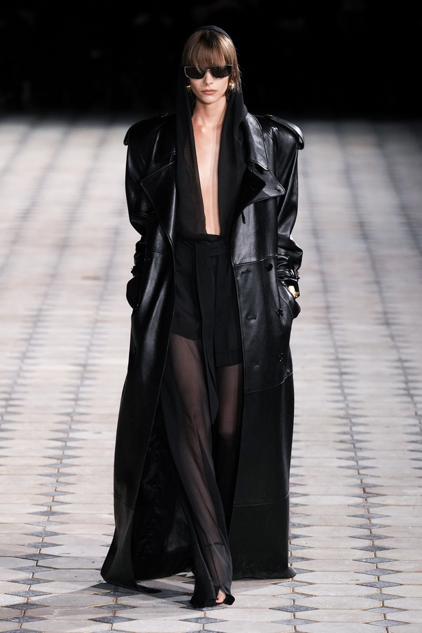 مجموعة Saint Laurent لربيع وصيف 2023.. أناقة الثمانينيات بقصات فاخرة