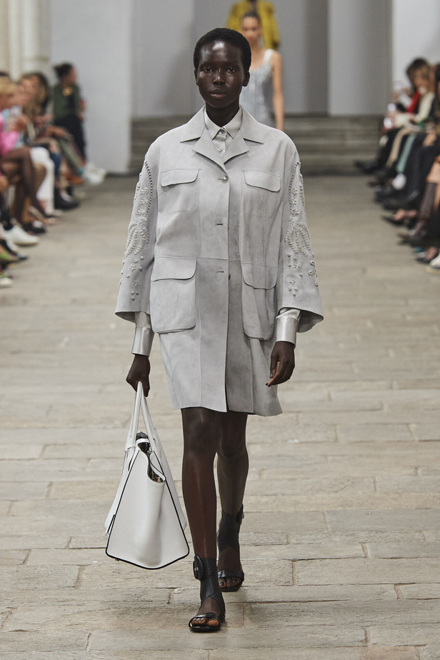 مجموعة Ermanno Scervino لربيع وصيف 2023.. موضة النقشات والتطريزات