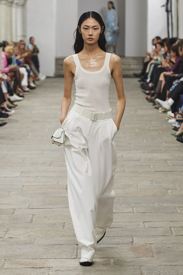 مجموعة Ermanno Scervino لربيع وصيف 2023.. موضة النقشات والتطريزات