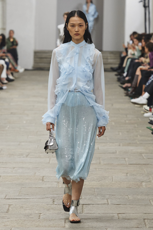 مجموعة Ermanno Scervino لربيع وصيف 2023.. موضة النقشات والتطريزات