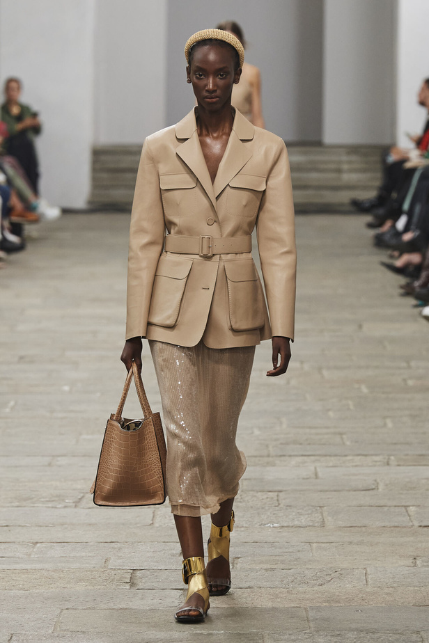 مجموعة Ermanno Scervino لربيع وصيف 2023.. موضة النقشات والتطريزات