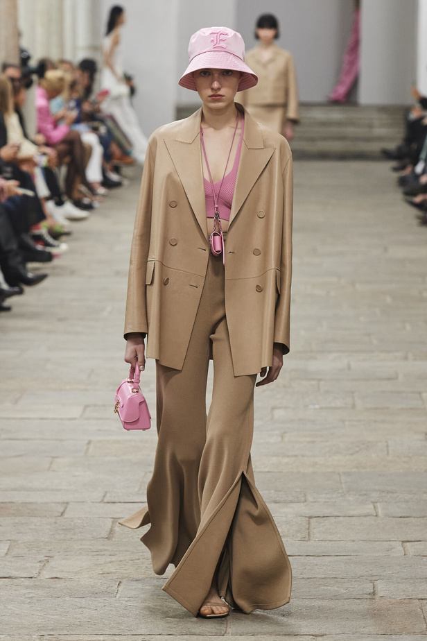 مجموعة Ermanno Scervino لربيع وصيف 2023.. موضة النقشات والتطريزات