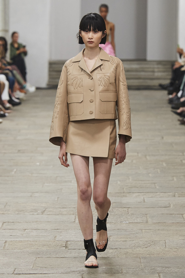 مجموعة Ermanno Scervino لربيع وصيف 2023.. موضة النقشات والتطريزات