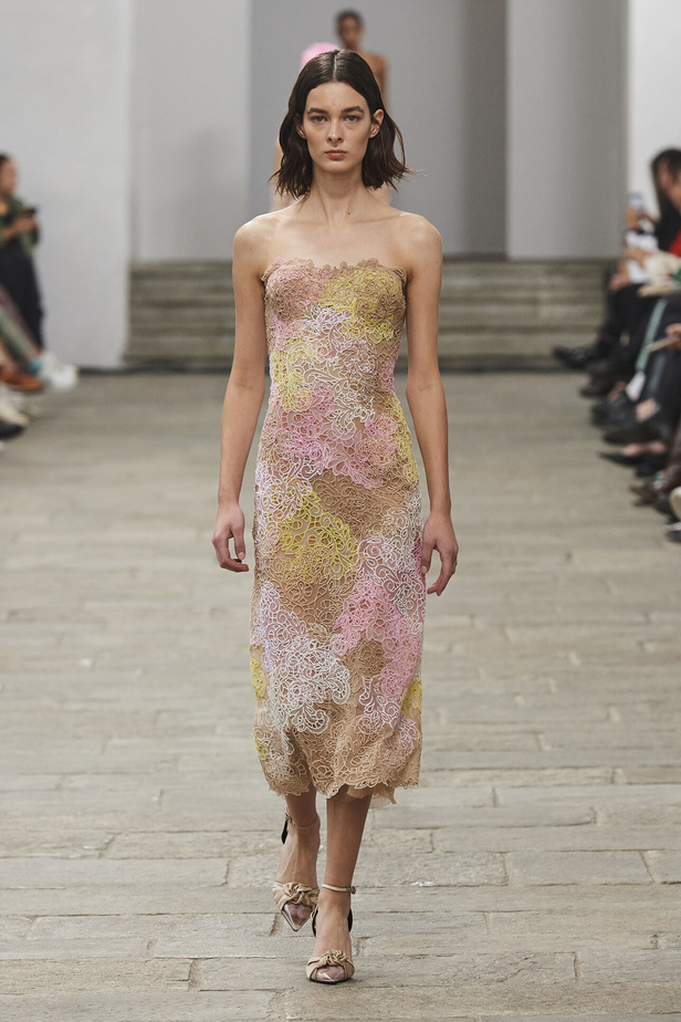 مجموعة Ermanno Scervino لربيع وصيف 2023.. موضة النقشات والتطريزات