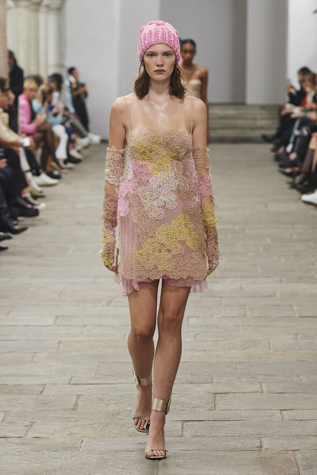 مجموعة Ermanno Scervino لربيع وصيف 2023.. موضة النقشات والتطريزات