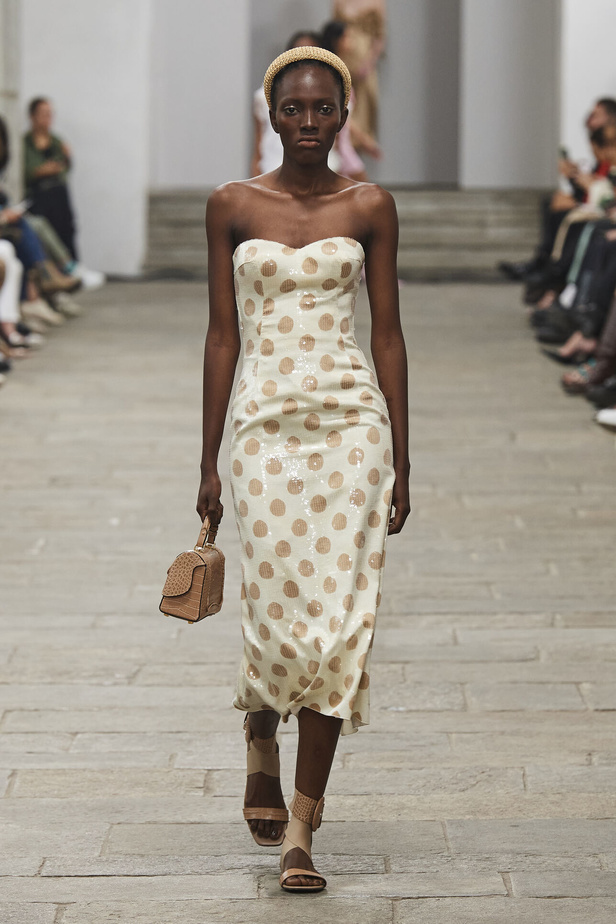 مجموعة Ermanno Scervino لربيع وصيف 2023.. موضة النقشات والتطريزات