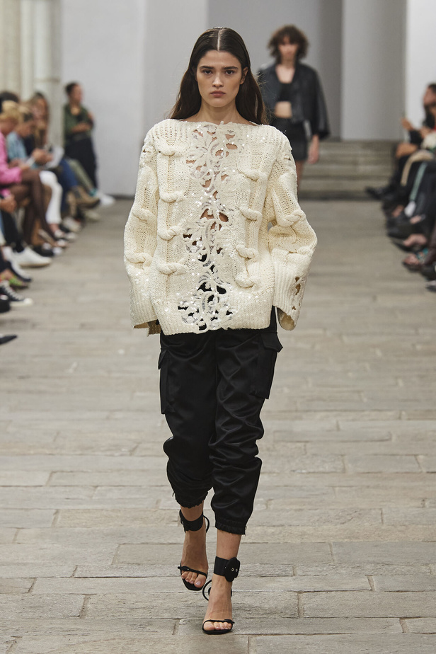 مجموعة Ermanno Scervino لربيع وصيف 2023.. موضة النقشات والتطريزات