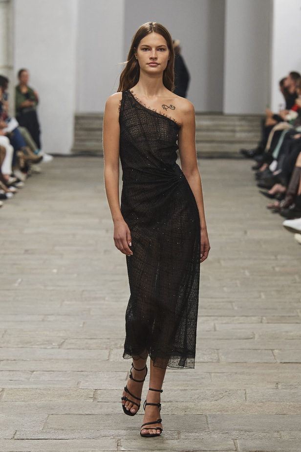 مجموعة Ermanno Scervino لربيع وصيف 2023.. موضة النقشات والتطريزات