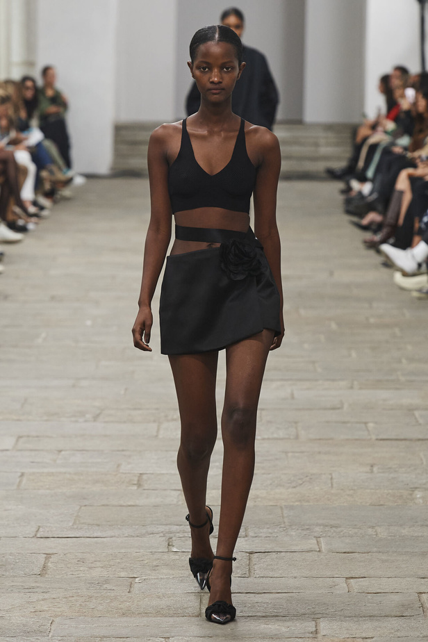 مجموعة Ermanno Scervino لربيع وصيف 2023.. موضة النقشات والتطريزات