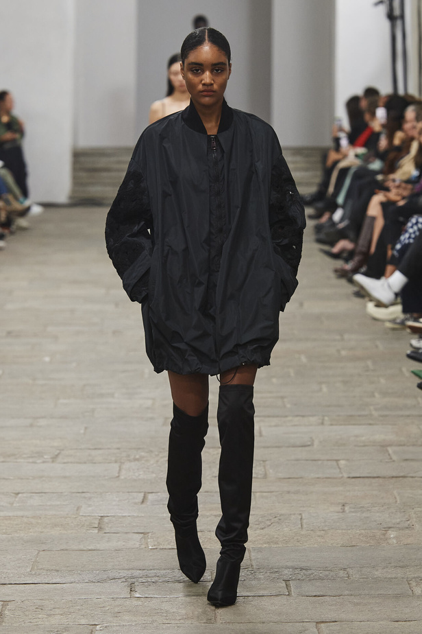 مجموعة Ermanno Scervino لربيع وصيف 2023.. موضة النقشات والتطريزات