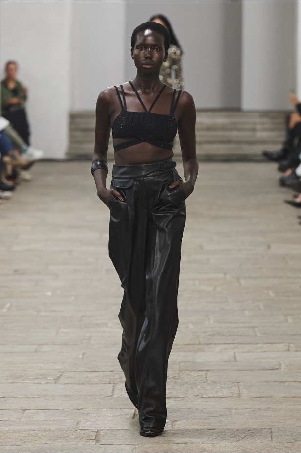 مجموعة Ermanno Scervino لربيع وصيف 2023.. موضة النقشات والتطريزات