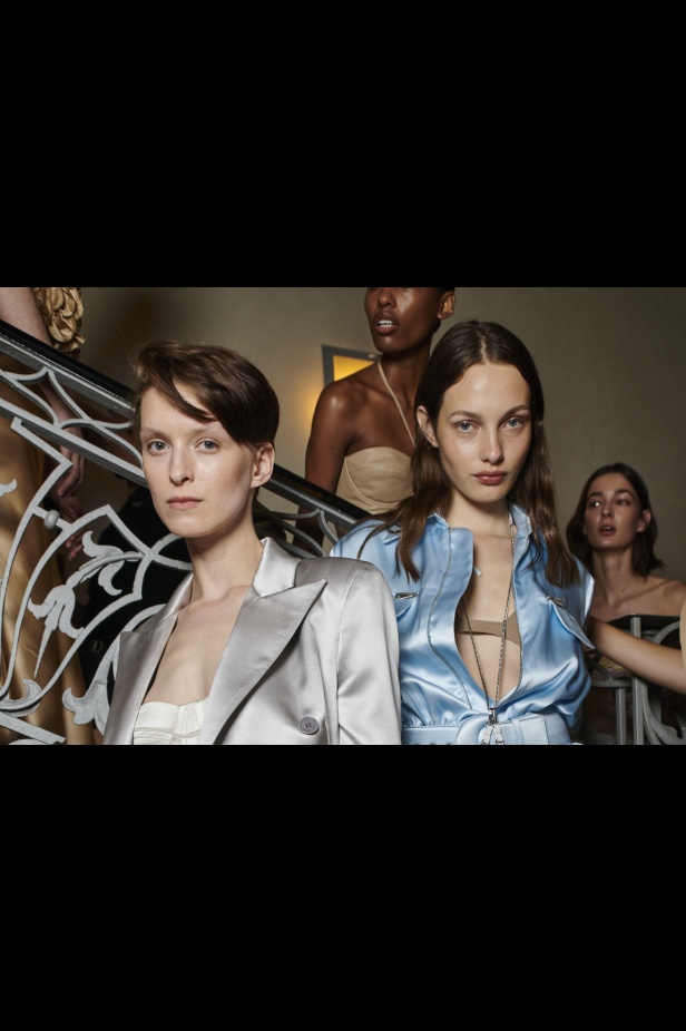 مجموعة Ermanno Scervino لربيع وصيف 2023.. موضة النقشات والتطريزات