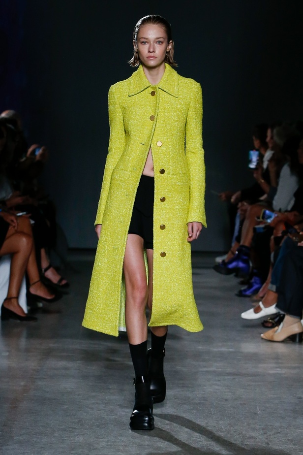مجموعة Proenza Schouler لربيع 2023 تعيد تعريف "المرأة العصرية والأنيقة"