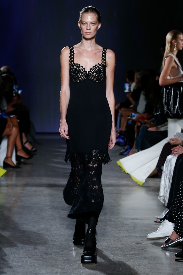 مجموعة Proenza Schouler لربيع 2023 تعيد تعريف "المرأة العصرية والأنيقة"