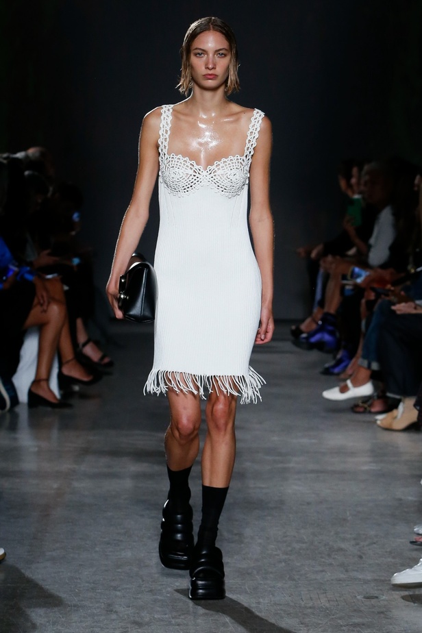 مجموعة Proenza Schouler لربيع 2023 تعيد تعريف "المرأة العصرية والأنيقة"