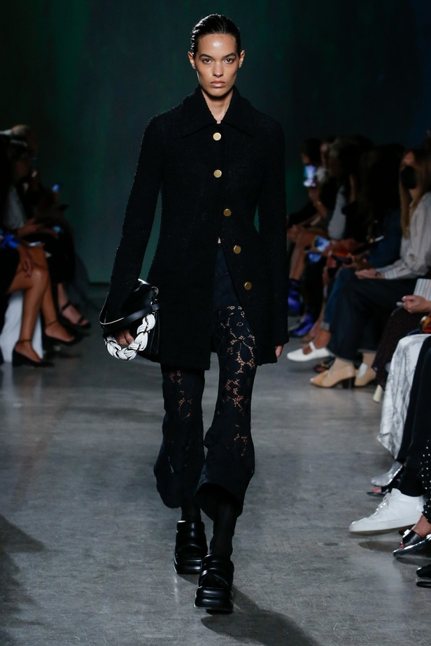 مجموعة Proenza Schouler لربيع 2023 تعيد تعريف "المرأة العصرية والأنيقة"