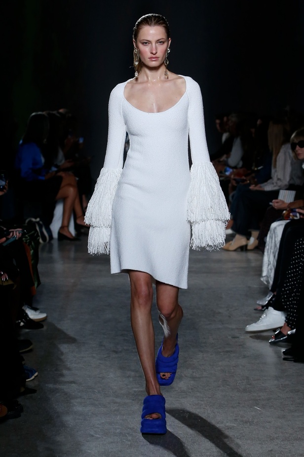 مجموعة Proenza Schouler لربيع 2023 تعيد تعريف "المرأة العصرية والأنيقة"