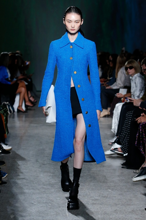 مجموعة Proenza Schouler لربيع 2023 تعيد تعريف "المرأة العصرية والأنيقة"