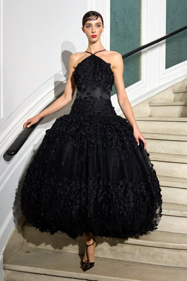 مجموعة Christian Siriano لربيع وصيف 2023 تعيدنا إلى هوليوود القديمة وأيقوناتها