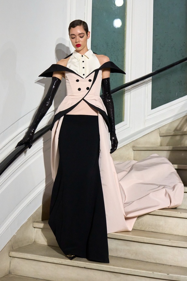 مجموعة Christian Siriano لربيع وصيف 2023 تعيدنا إلى هوليوود القديمة وأيقوناتها