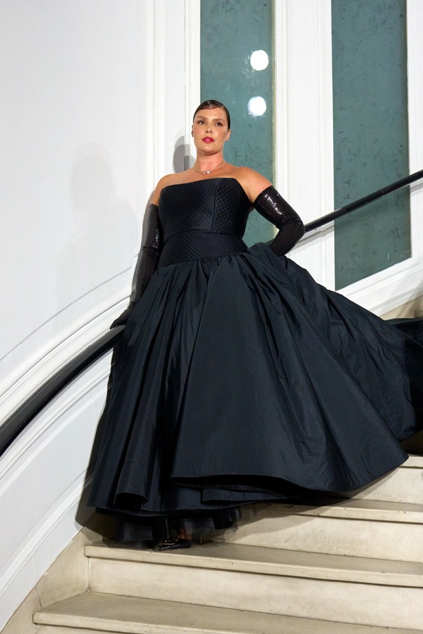 مجموعة Christian Siriano لربيع وصيف 2023 تعيدنا إلى هوليوود القديمة وأيقوناتها