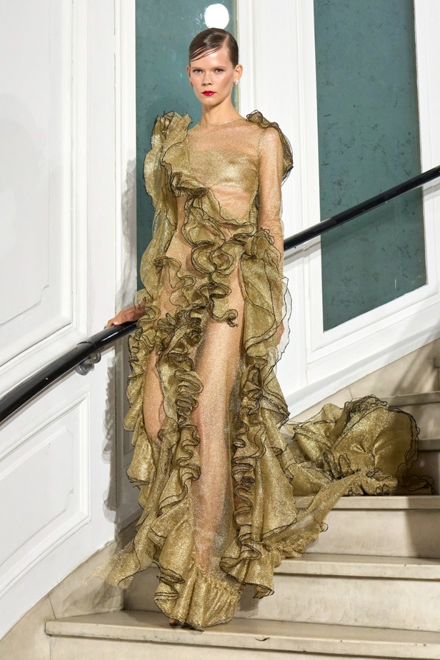 مجموعة Christian Siriano لربيع وصيف 2023 تعيدنا إلى هوليوود القديمة وأيقوناتها