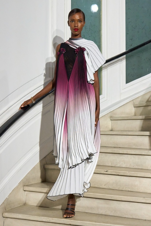 مجموعة Christian Siriano لربيع وصيف 2023 تعيدنا إلى هوليوود القديمة وأيقوناتها