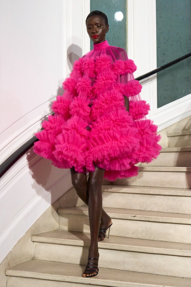 مجموعة Christian Siriano لربيع وصيف 2023 تعيدنا إلى هوليوود القديمة وأيقوناتها