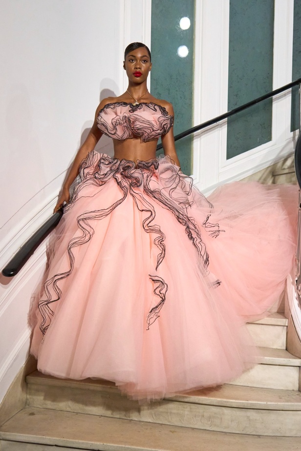 مجموعة Christian Siriano لربيع وصيف 2023 تعيدنا إلى هوليوود القديمة وأيقوناتها