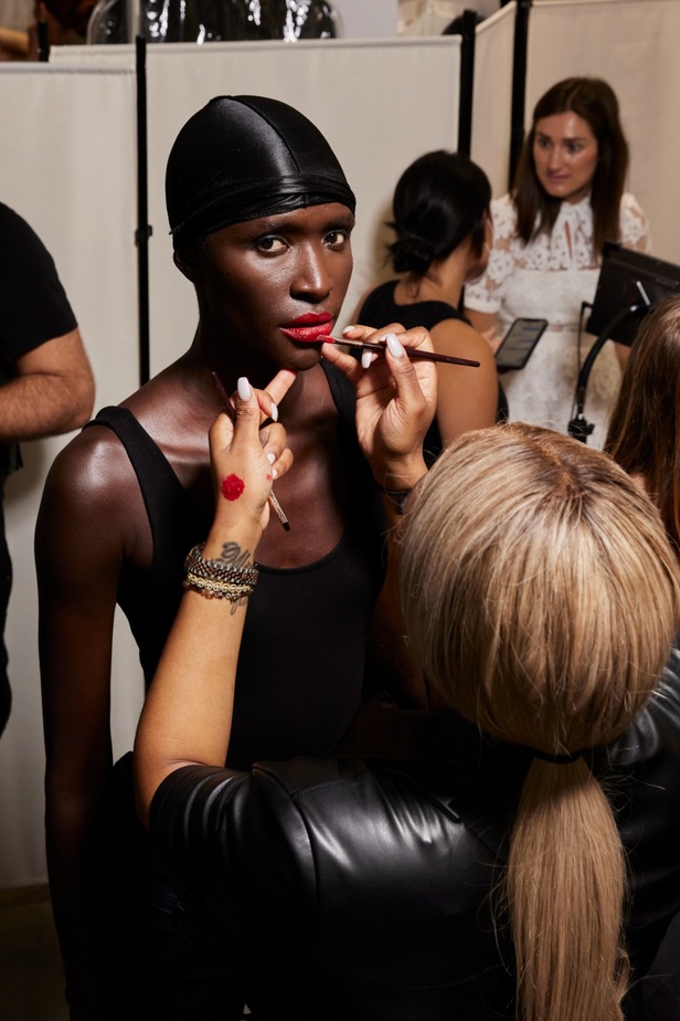 مجموعة Christian Siriano لربيع وصيف 2023 تعيدنا إلى هوليوود القديمة وأيقوناتها