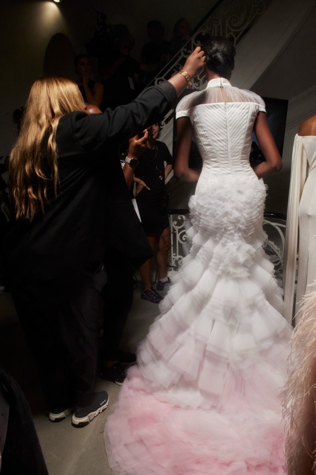 مجموعة Christian Siriano لربيع وصيف 2023 تعيدنا إلى هوليوود القديمة وأيقوناتها